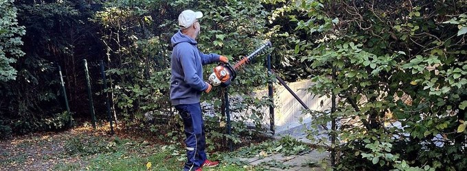 <strong>Grünanlagenpflege</strong>
<p>Vom Frühjahr bis in den späten Herbst hinein kümmern wir uns um sämtliche Grünanlagen.</p>